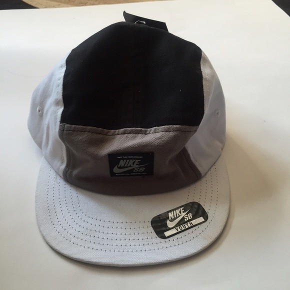 BRAND NEW never worn Nike SB 5 panel