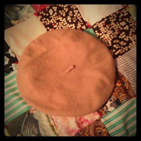 Chic tan beret