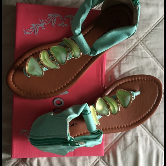 Brand new super cute sandals - Picture 3 of 3