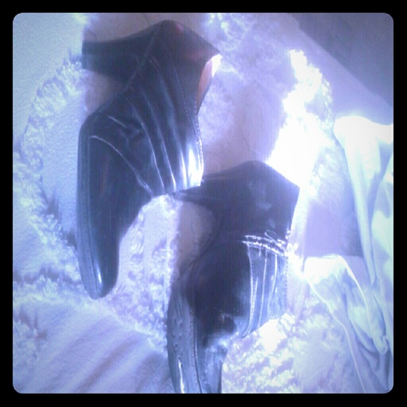 Juss some black heels