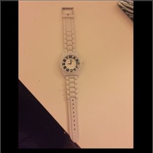 Marc Jacobs sloane watch in white!