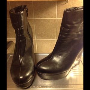 Black wedge boot