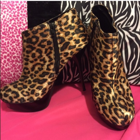 Anne Michelle Leopard heels brand new