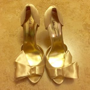 Cute Gold Bow Shoes