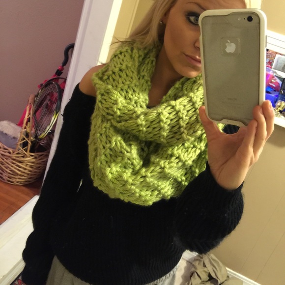 Chunky green hand knit scarf