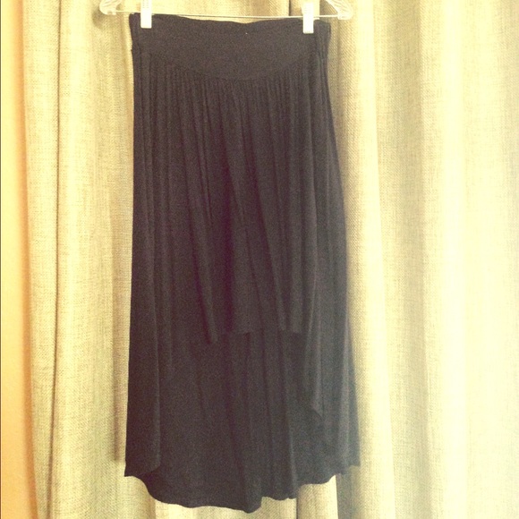 Hi-low black skirt