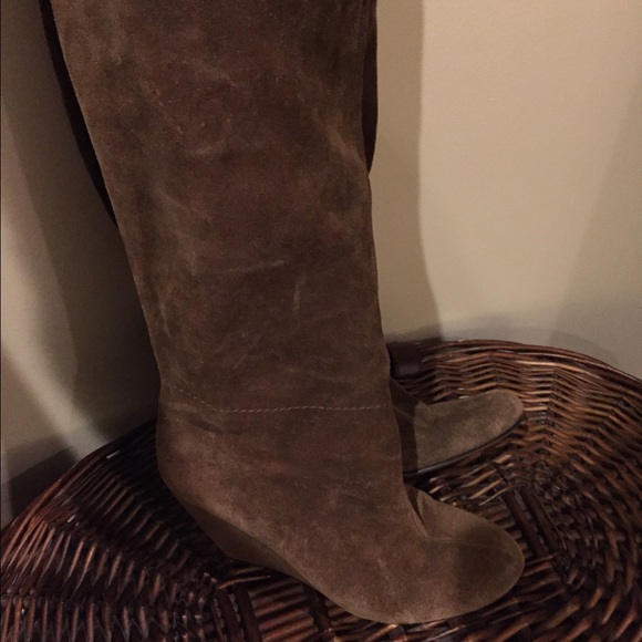Suede green/brown boots.