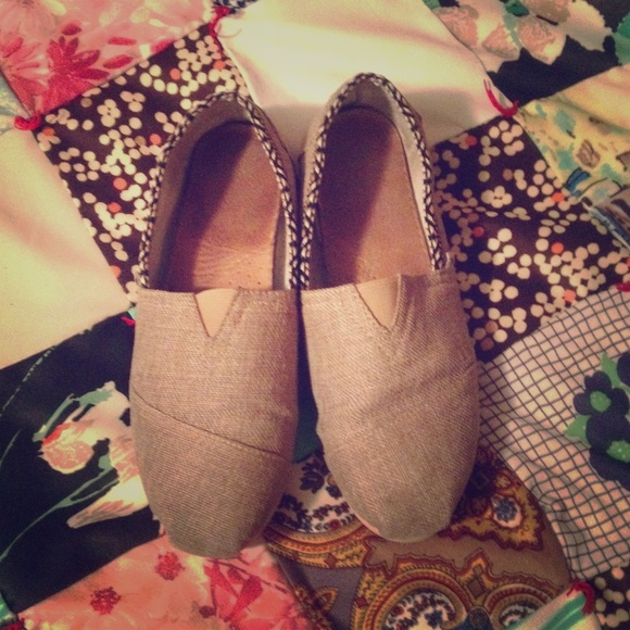Cute tan TOMS