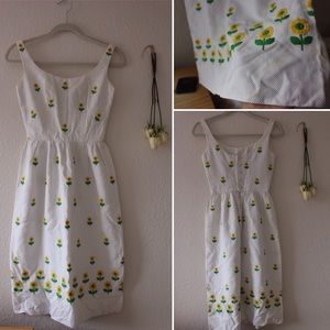 Adorable vintage daisy dress
