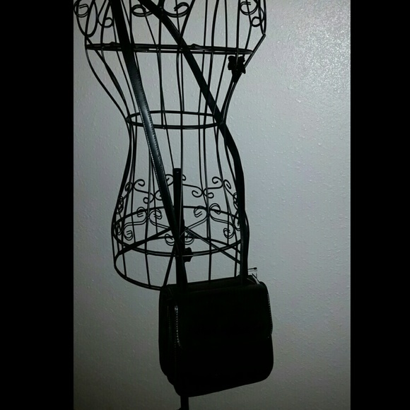 79 - Liz Claiborne Crossbody