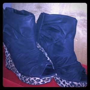 Black cheetah print wedge