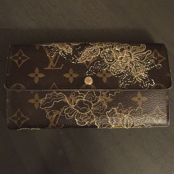 Authentic Louis Vuitton Dentelle wallet