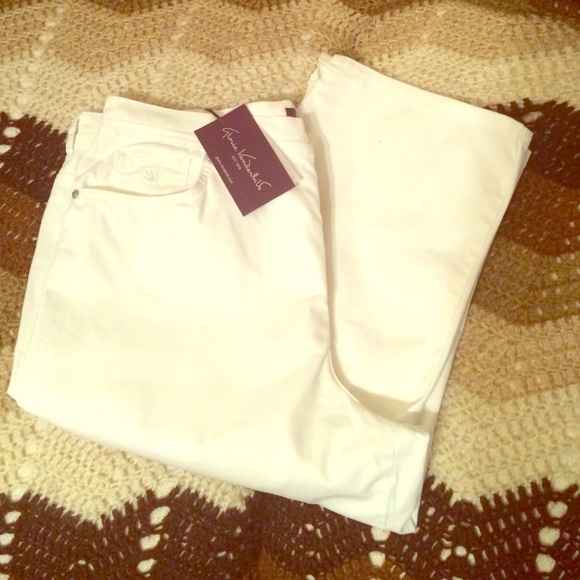 White Gloria Vanderbilt capris