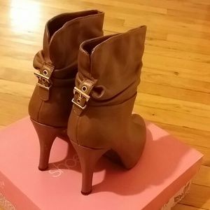 Shoedazzle boots, chestnut sz 6