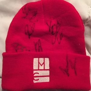 Red signed Magcon Beanie (8/12)
