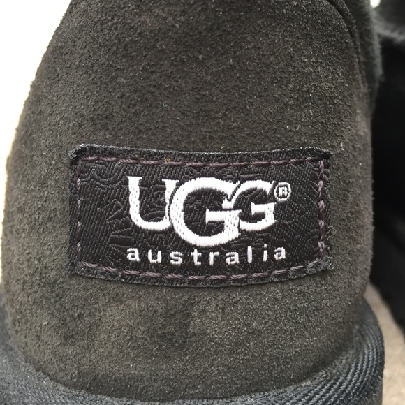Ugg 2 pairs .. Black and chocolate!!