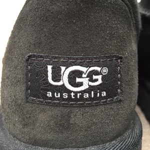 Ugg 2 pairs .. Black and chocolate!!