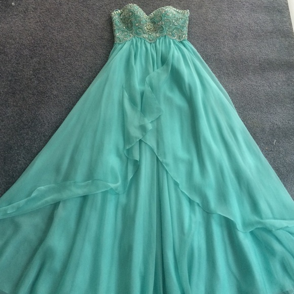 Dave & Johnny prom gown. Jeweled Sweetheart neck - Picture 2 of 4