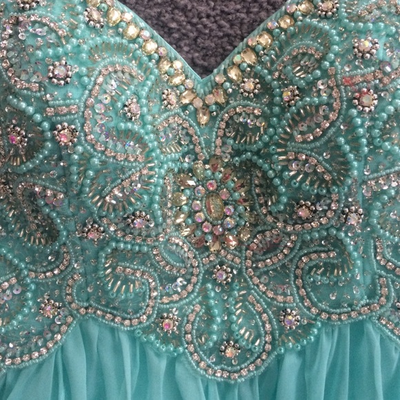 Dave & Johnny prom gown. Jeweled Sweetheart neck - Picture 4 of 4