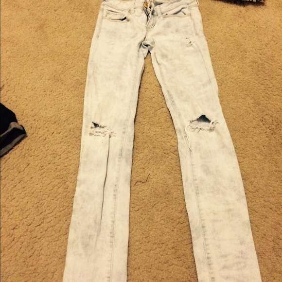 Distressed wash American eagle jeans.