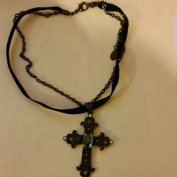 Stunning Cross choker - Picture 2 of 3