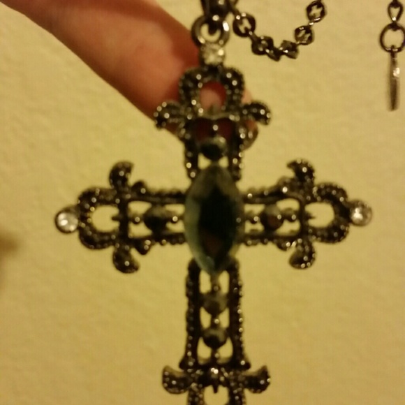 Stunning Cross choker - Picture 3 of 3