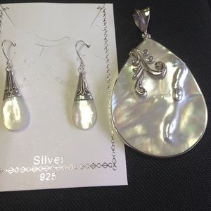 Mother pearl set in 925 silver.