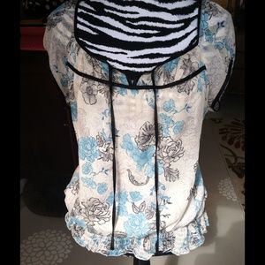 ~~SOLD~~ Pretty floral blouse!