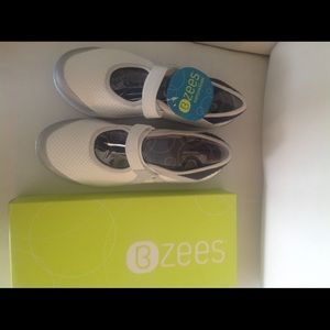 Naturalizer Breeze Mary Jane in White; Never Worn!