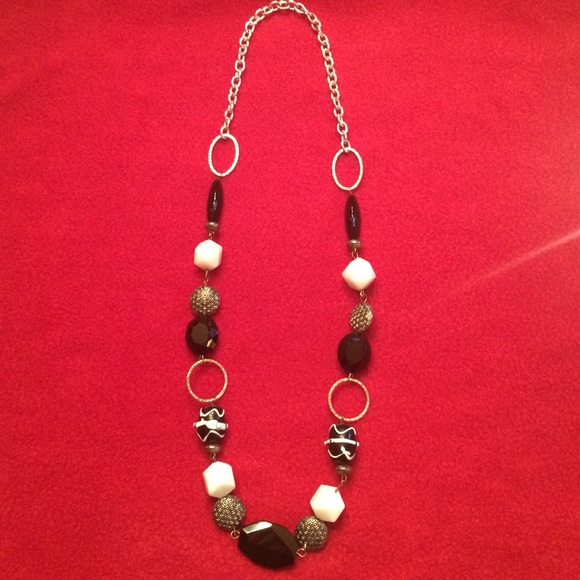 ❌SOLD❌ Black-and-white statement necklace - Picture 2 of 4