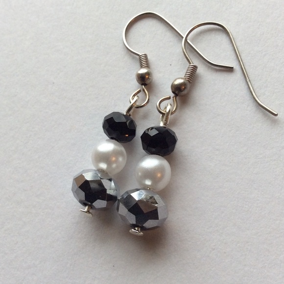 Jewelry - BOGO SALE 💕 Silver/Black & Pearl