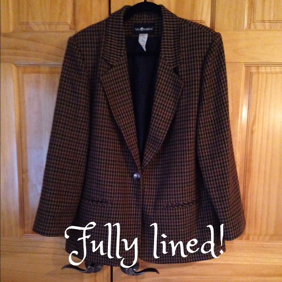 Maroon, beige and black houndstooth blazer🎀