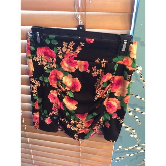 Gorgeous floral pencil skirt!