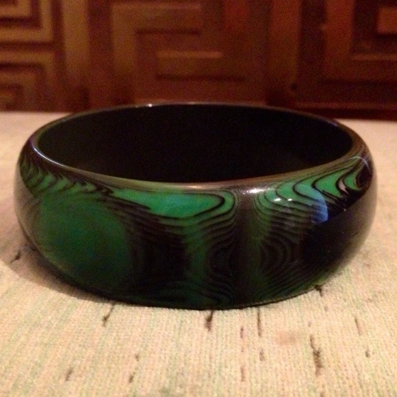 Malachite patterned bracelet.