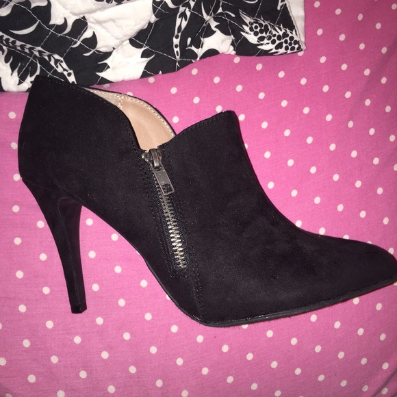 "Monica Pumps" - Picture 1 of 3