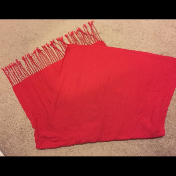 Red scarf - Picture 2 of 2