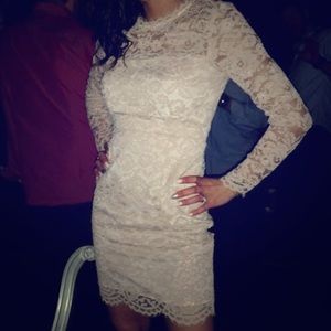 😍Beautiful full lace, long sleeved dress