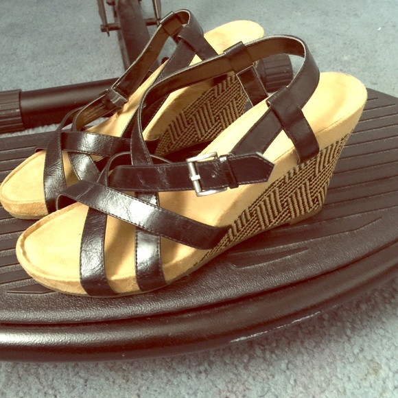 Black wedge sandles.