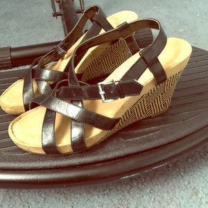 Black wedge sandles.