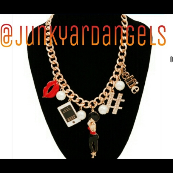 SELFIE CHAIN CHARM NECKLACE