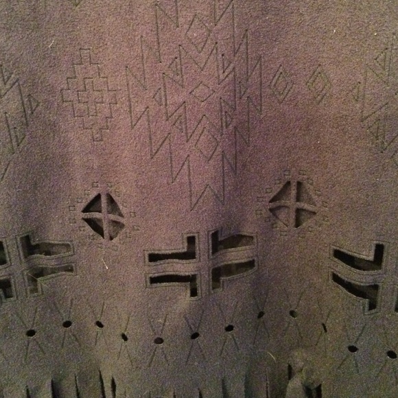 Light material top with patterned cut outs - Picture 2 of 3