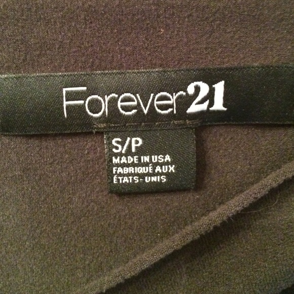 Light material top with patterned cut outs - Picture 3 of 3