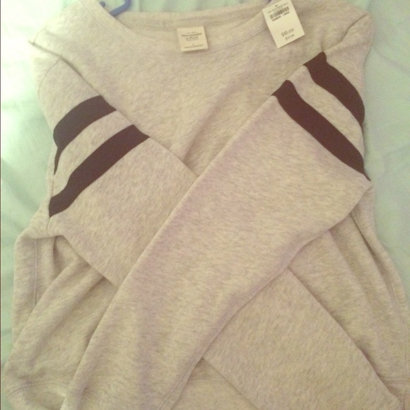 NWT! Abercrombie Melanie sweatshirt in Sz L