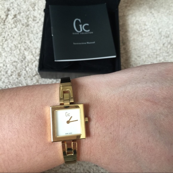 LIKE NEW GUESS COLLECTION GOLD WATCH - Picture 3 of 3