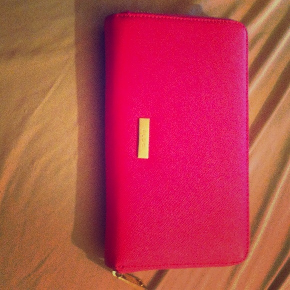 ALDO pink wallet ☺️