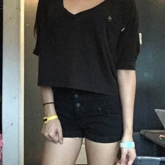 Loose flows black crop top