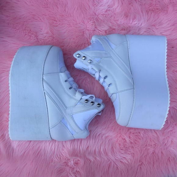 YRU QOZMO SIZE 8 WHITE PLATFORM SNEAKER !!SOLD!!! - Picture 1 of 2
