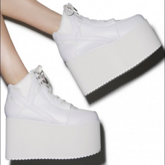YRU QOZMO SIZE 8 WHITE PLATFORM SNEAKER !!SOLD!!! - Picture 2 of 2