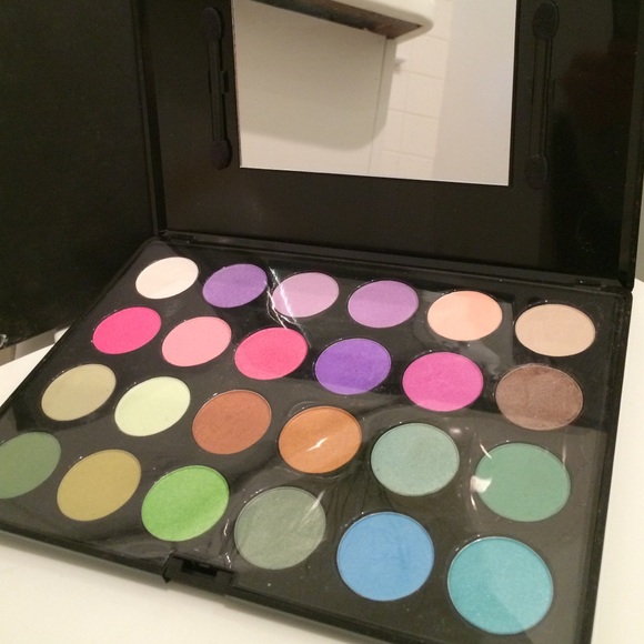 Coastal Scents 24 Shadows Palette (New with Seal)