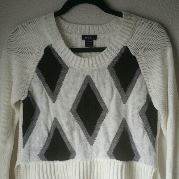 White Geometric Crop Top - Picture 2 of 3